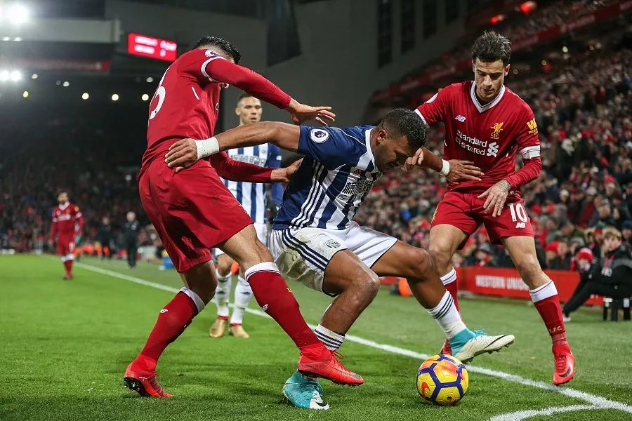 萨勒马克尔斯比赛里与裁判对峙，还被裁判踢了一脚